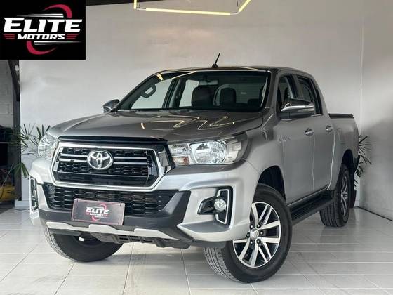 TOYOTA HILUX 2.8 SR 4X4 CD 16V DIESEL 4P AUTOMÁTICO TOYOTA HILUX 2.8 SR 4X4 CD 16V DIESEL 4P AUTOMÁTICO